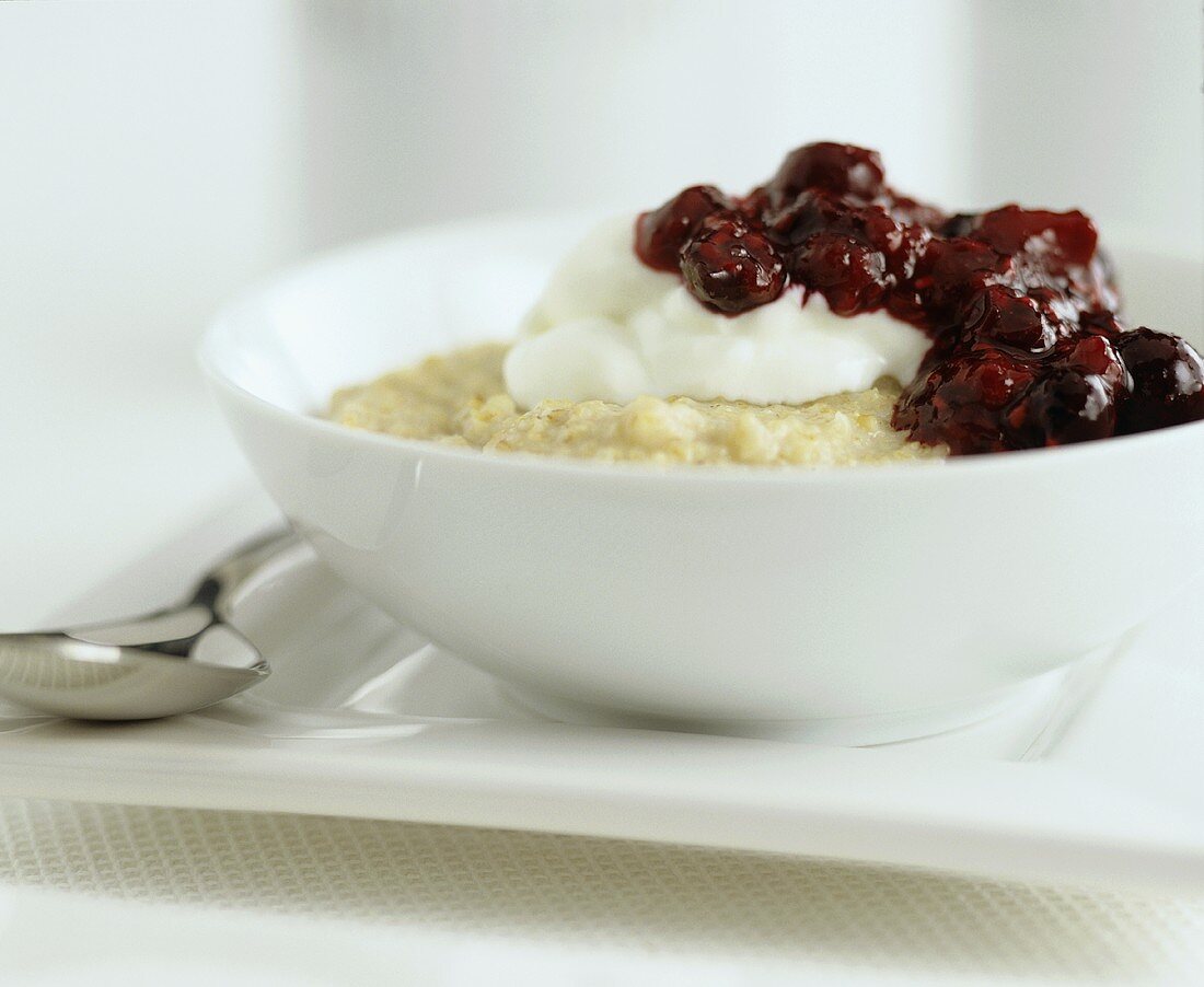 Porridge (Haferbrei) mit Sahnejoghurt und Roter Grütze