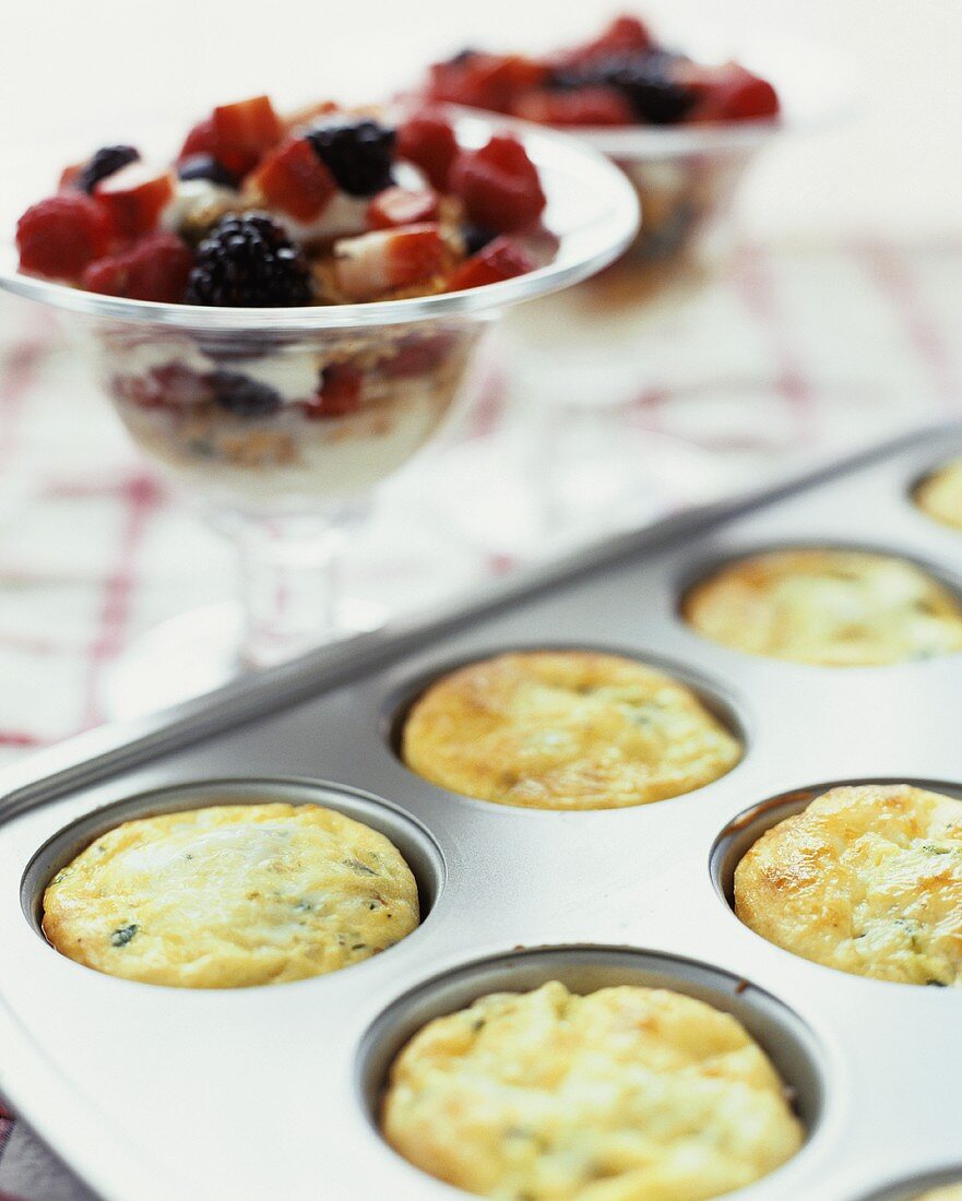 Mini-Frittatas & Beeren-Joghurt-Müsli zum Brunch