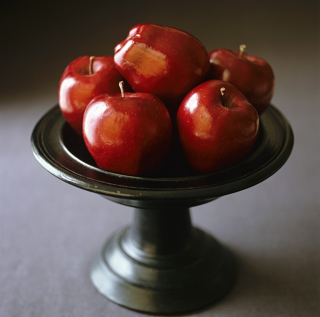 Red apples (Red Delicious) in a pedestal bowl