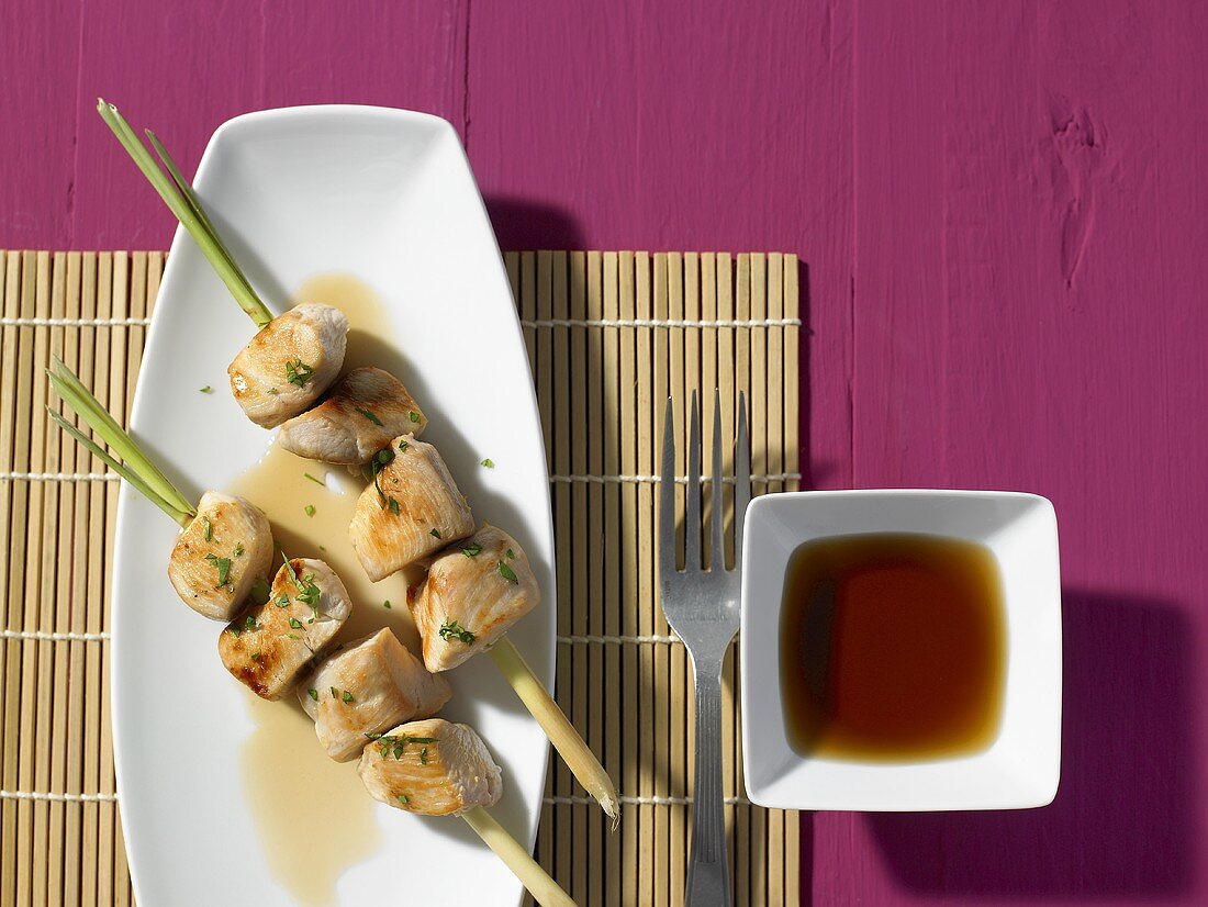 Gebratene Fleischpiesse mit asiatischer Sauce