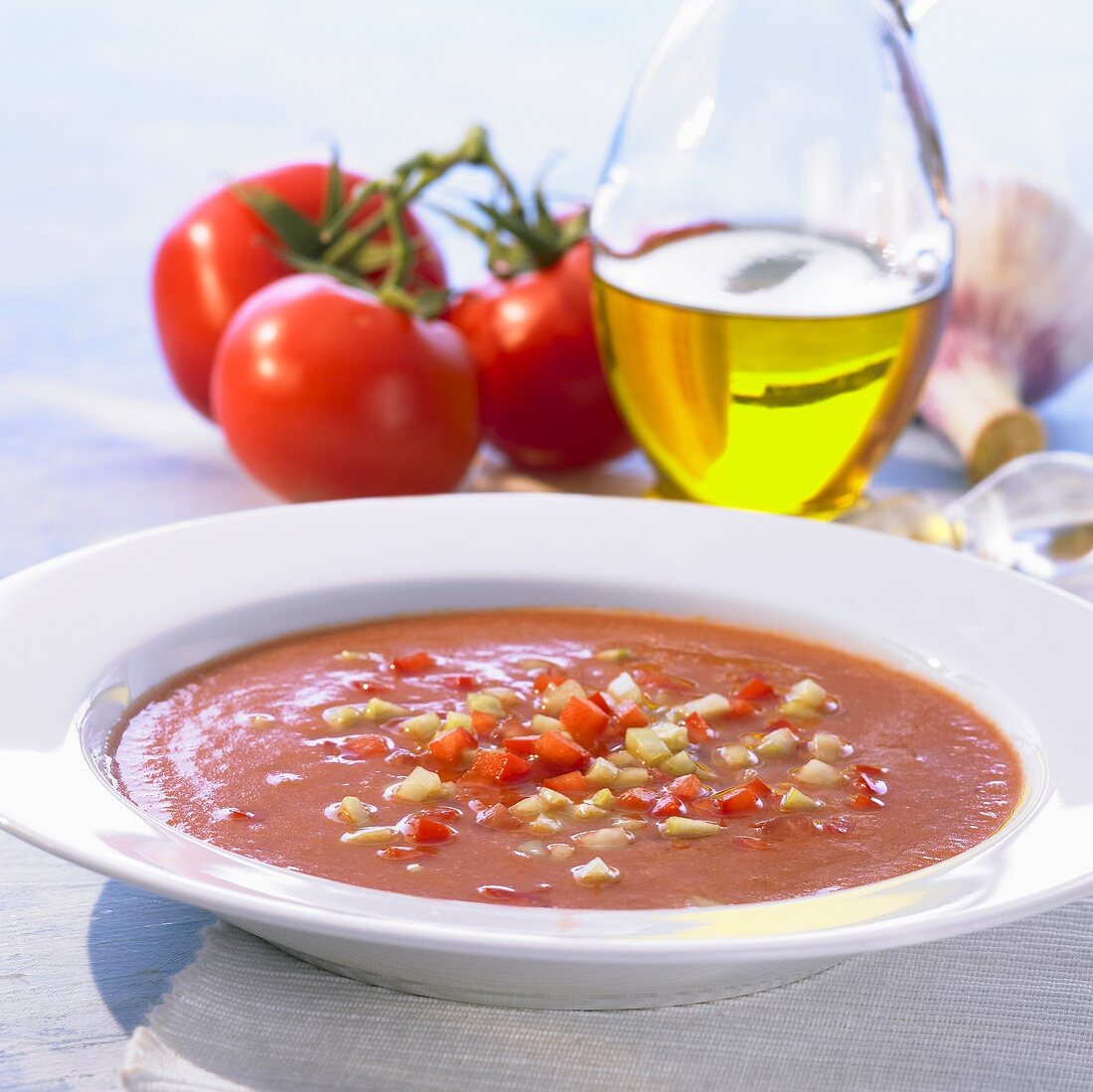 Scharfe Tomaten-Gazpacho mit Gurken- und Paprikawürfel