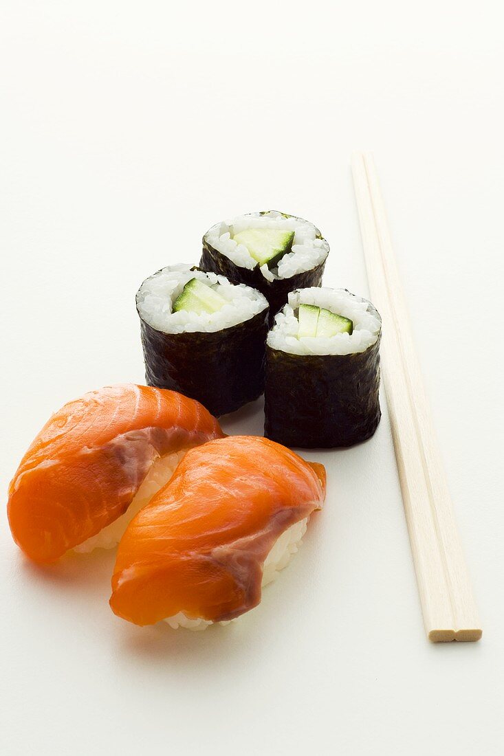 Nigiri-Sushi mit Lachs & Maki-Sushi mit Gurke