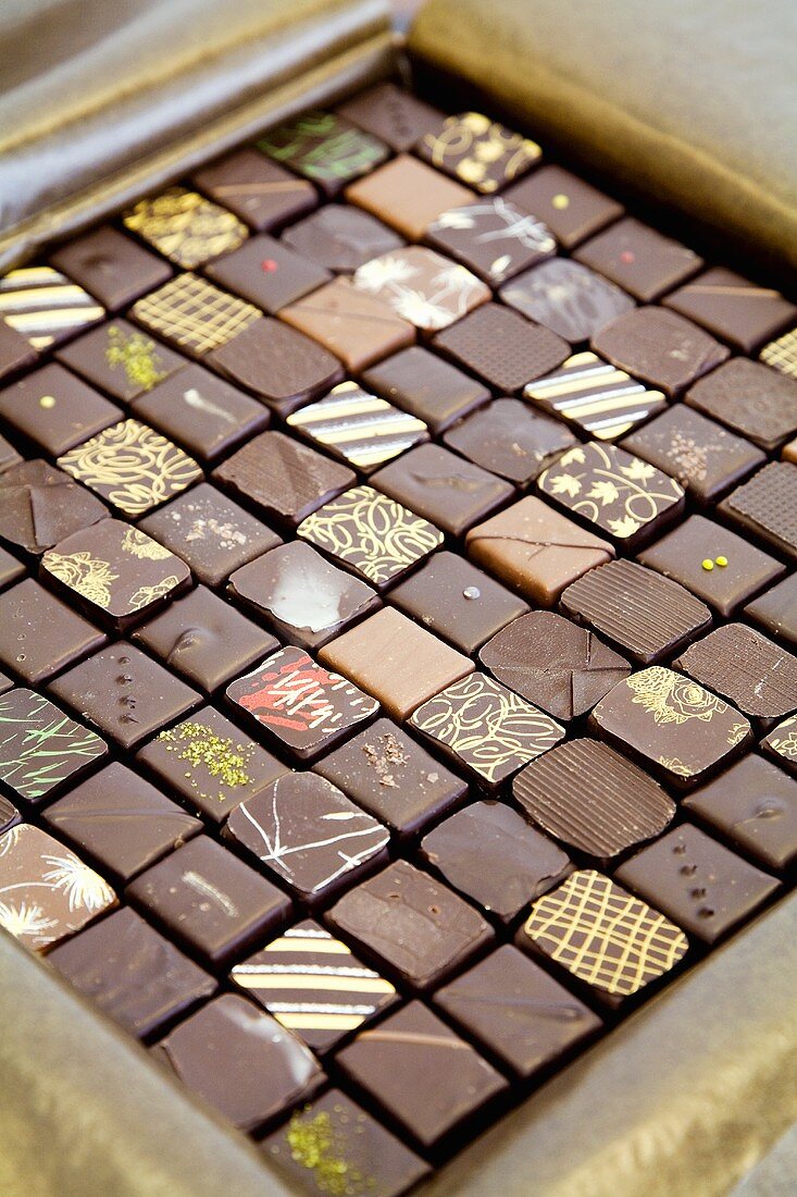 Verschiedene Schokoladenpralinen in einer Schachtel