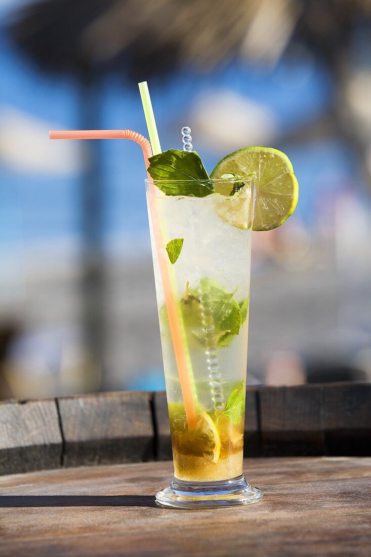 'Mojito' (Cocktail mit Rum, Minze und Limette)