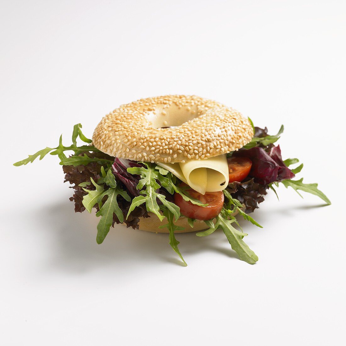 Bagle-Sandwich mit Salat und Käse