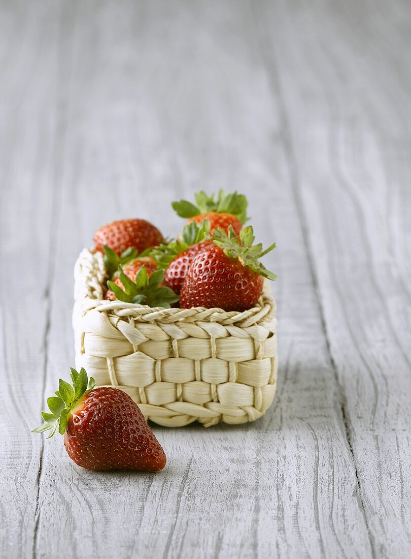 Frische Erdbeeren in einem kleinen Körbchen