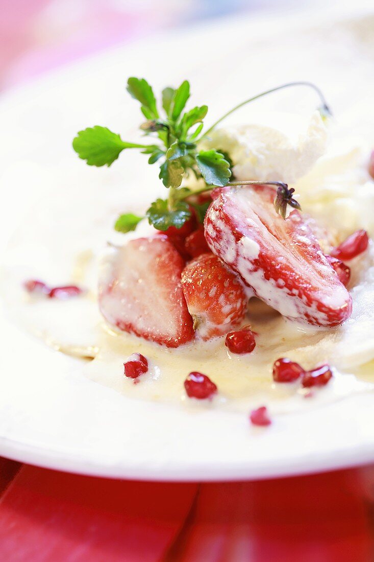 Pfannkuchen mit Erdbeeren und Vanilleeis