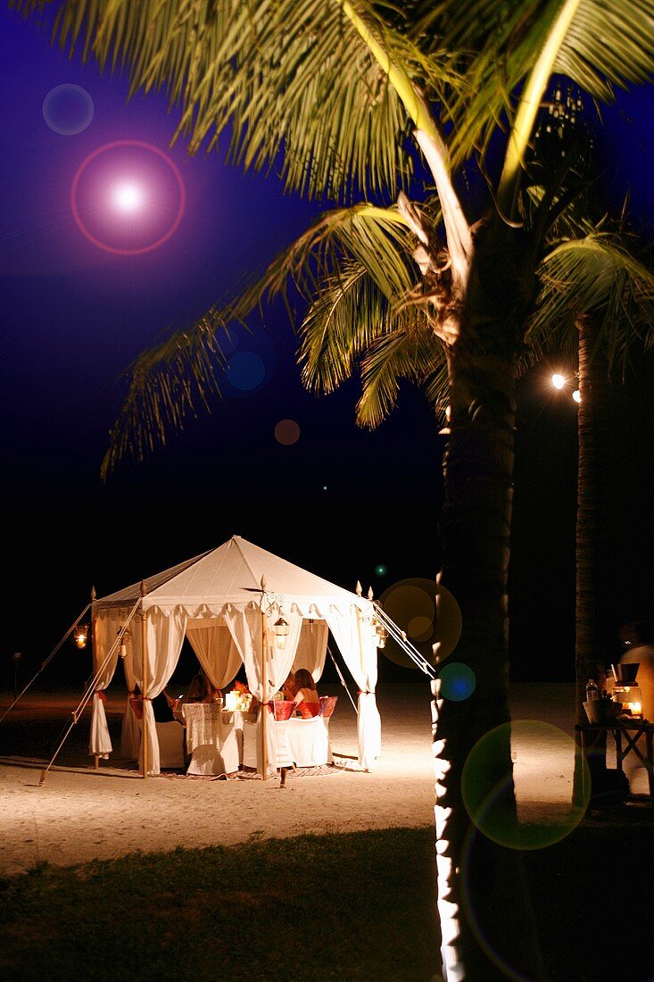 Marokkanisches Zelt zum romantischen Dinner am Strand