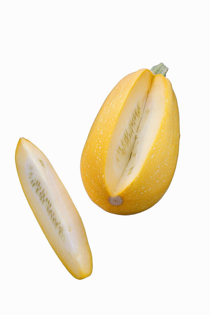 Eine gelbe Zucchini