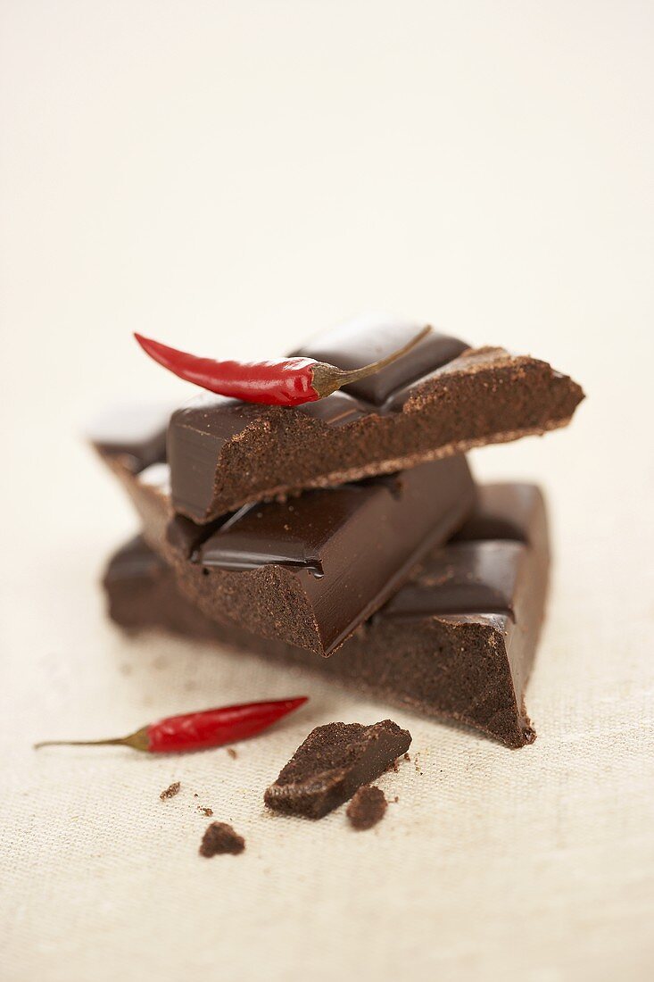 Schokoladenstücke mit roten Chilischoten