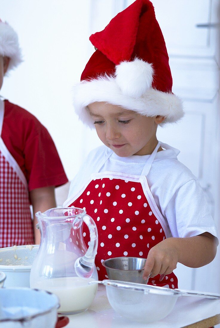 Zwei Kinder beim Backen