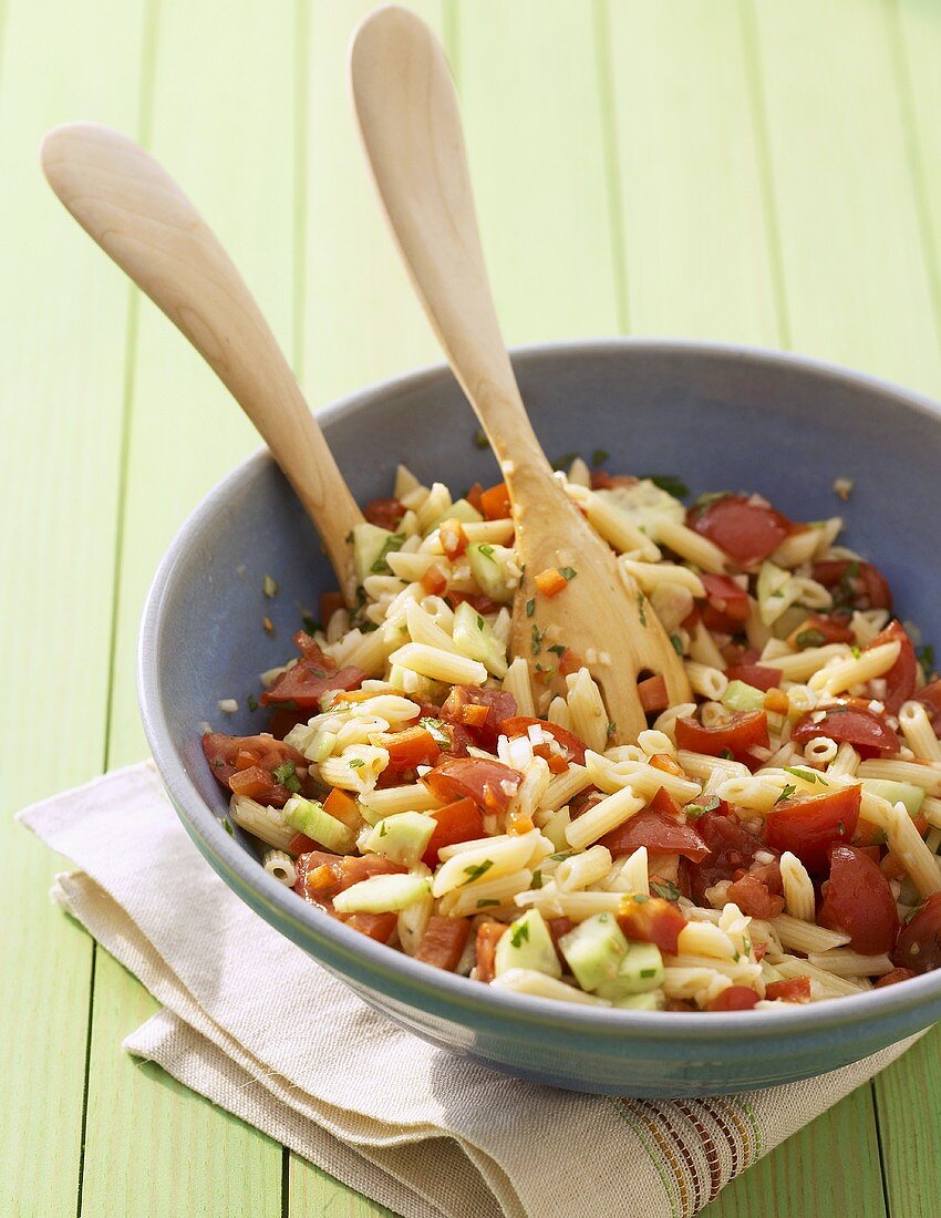 Nudelsalat mit Tomaten und Paprika