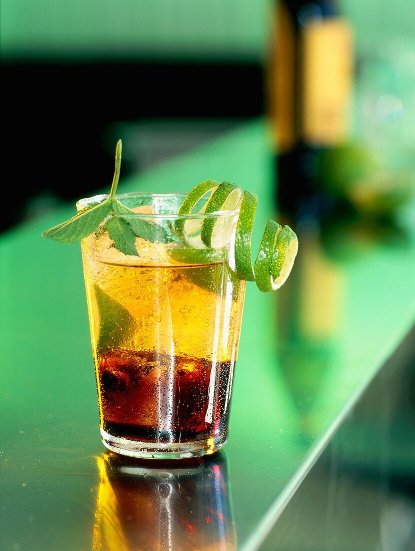 Cuba Libre (Rum-Drink mit Cola und Limetten)