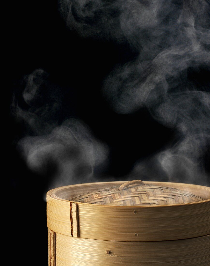 Steaming basket with steam