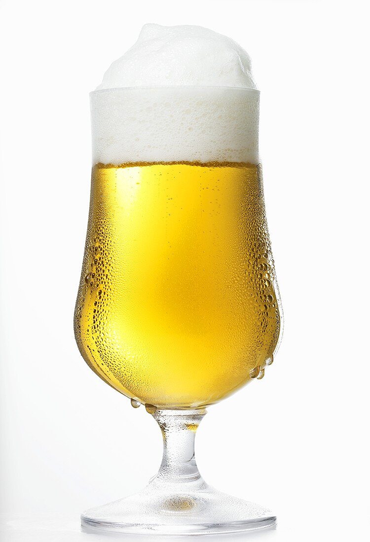 Ein Glas helles Bier mit Schaumkrone