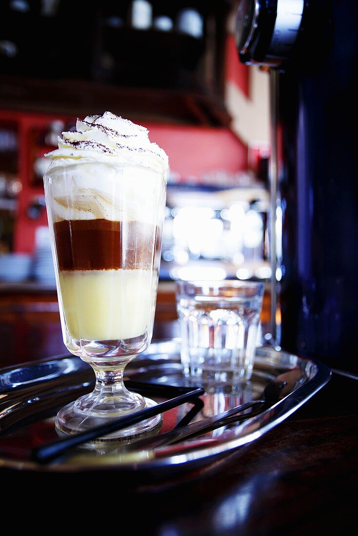 Latte Macchiato mit Sahnehaube