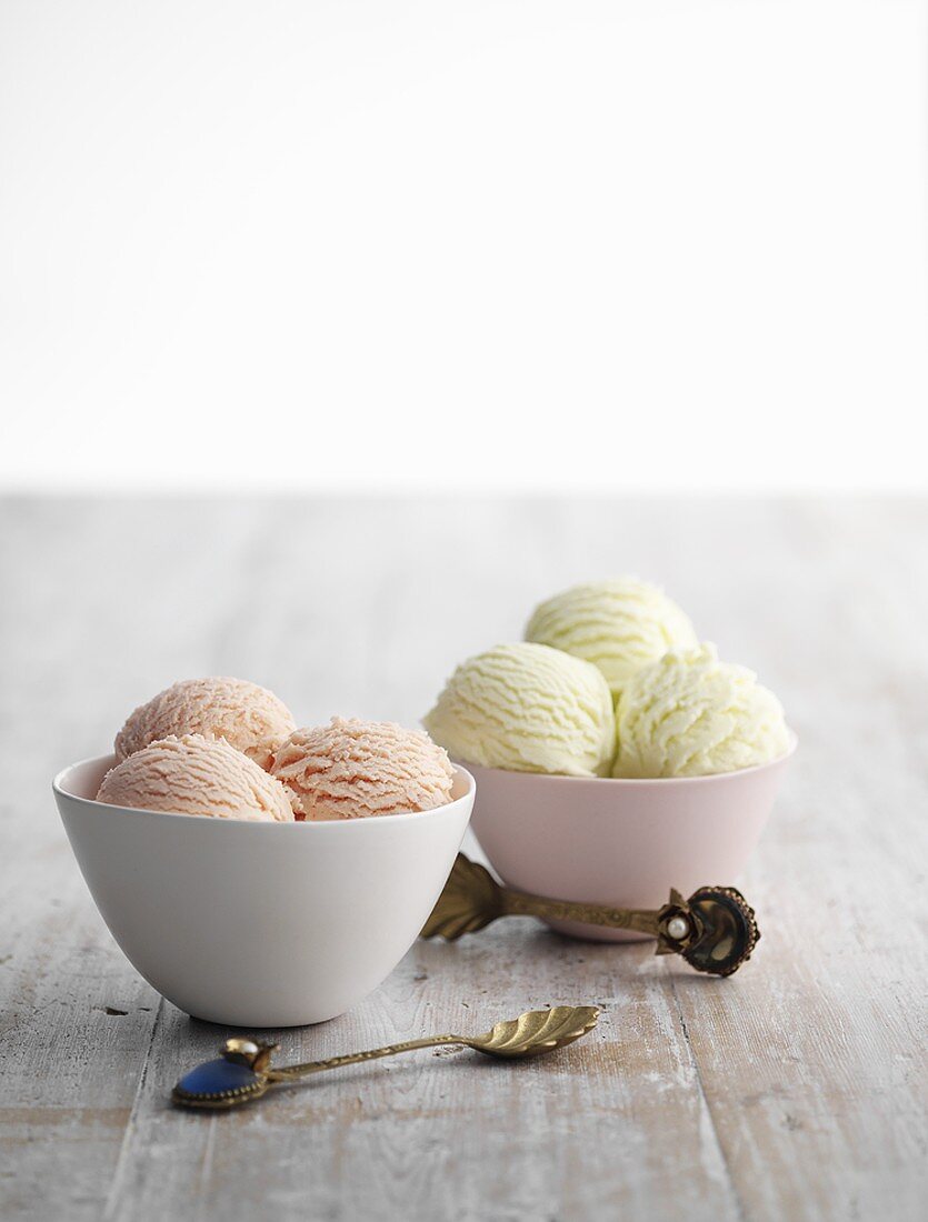 Strawberry ice cream and pistachio ice cream in two bowls