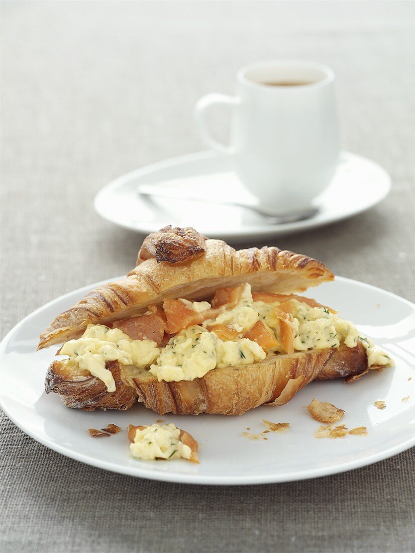 Croissant mit Rührei und Räucherlachs