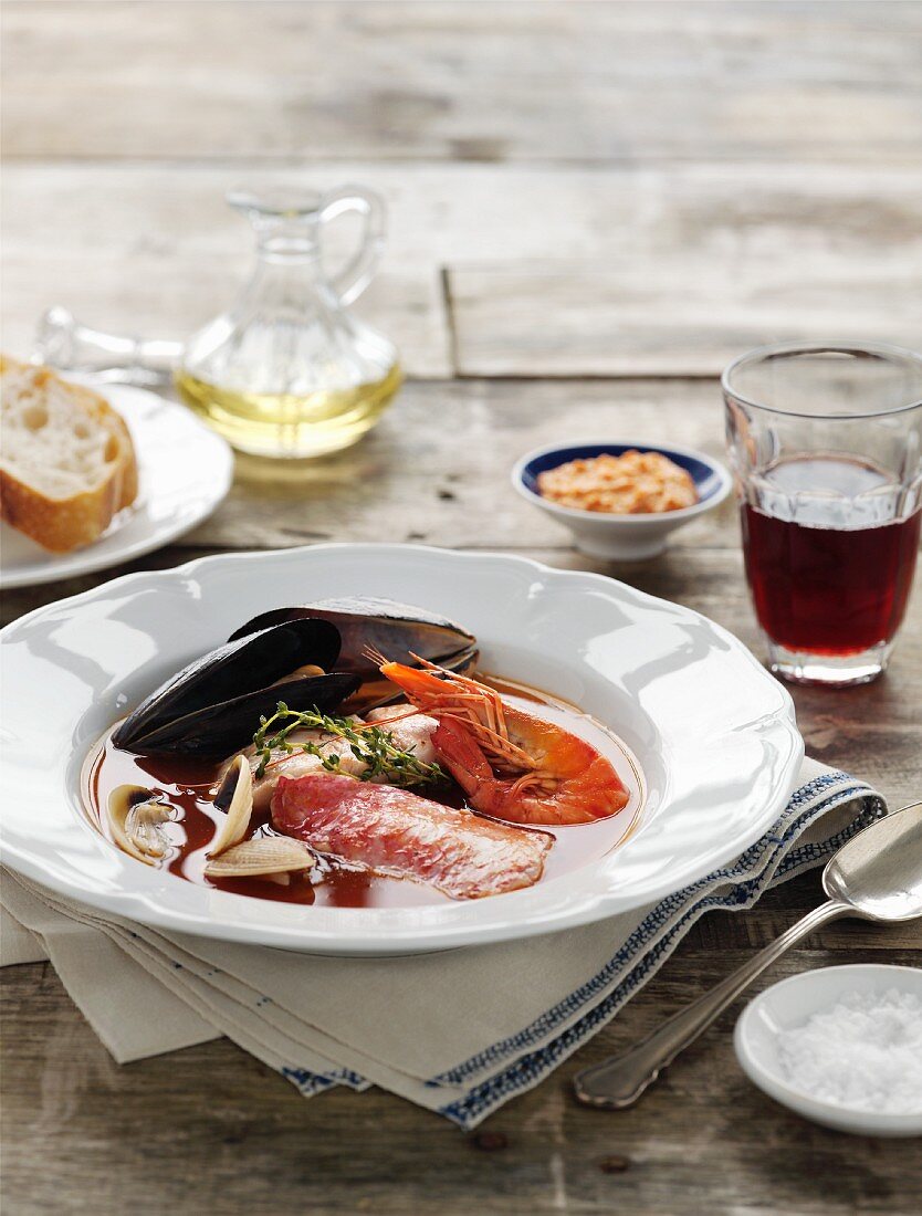 Bouillabaisse mit Fisch, Muscheln und Garnelen