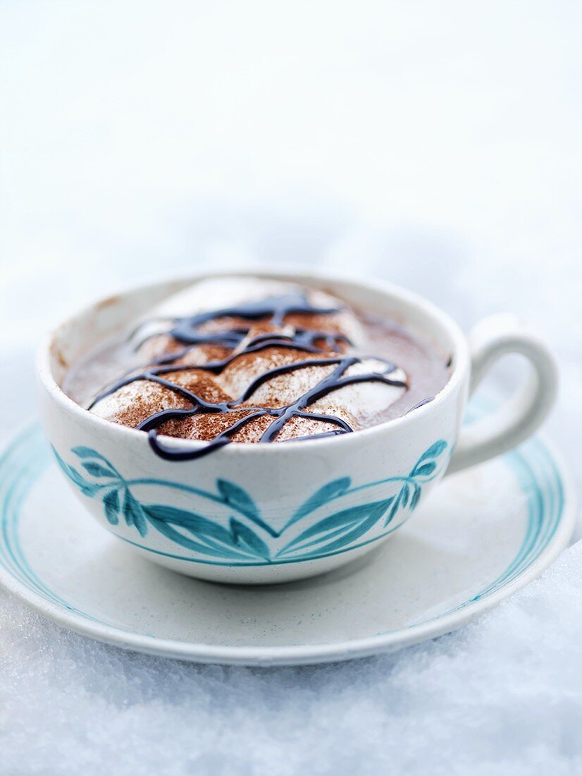 Eine Tasse Kakao mit Marshmallows