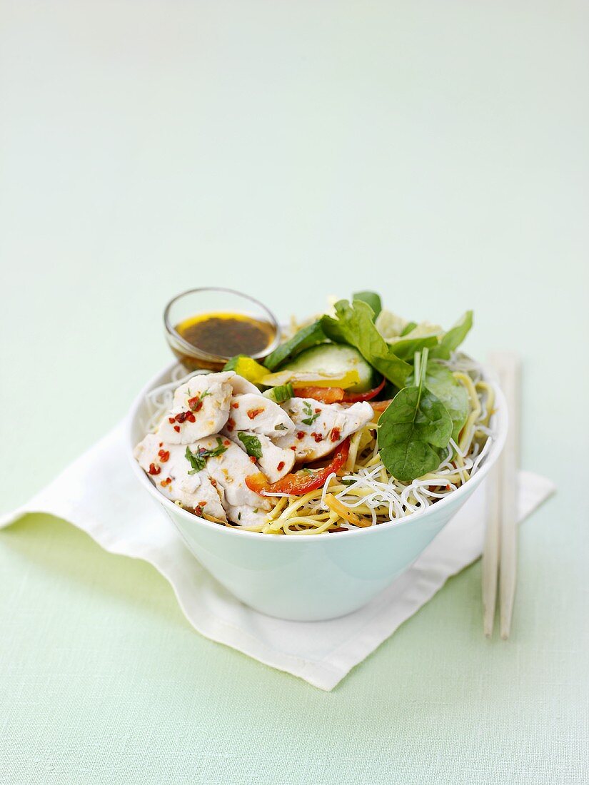 Thailändischer Hähnchensalat mit Nudeln