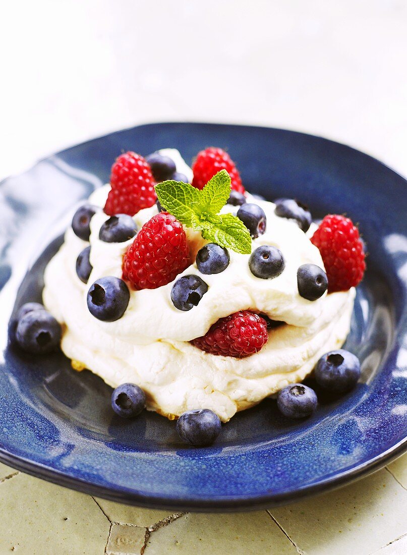 Pavlova mit frischen Beeren