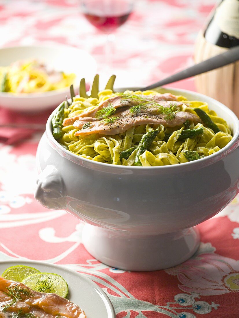 Tagliatelle mit grünem Spargel und Lachsfilet