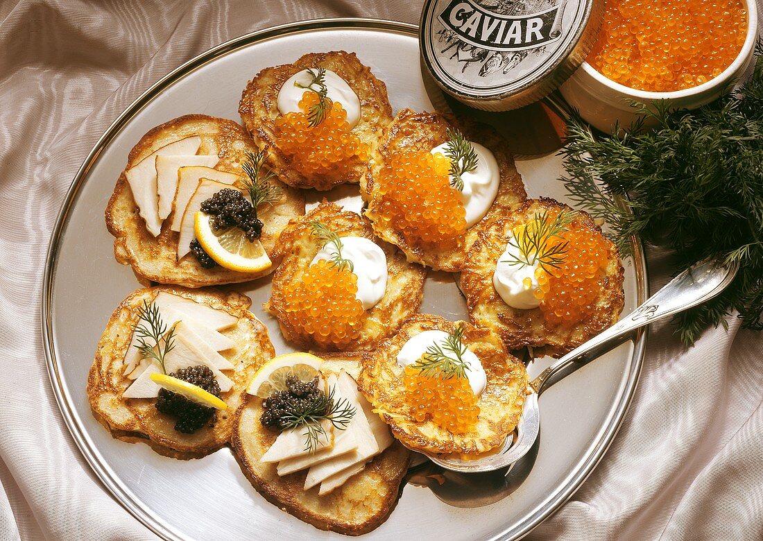 Blinis und Kartoffelküchlein mit Kaviar