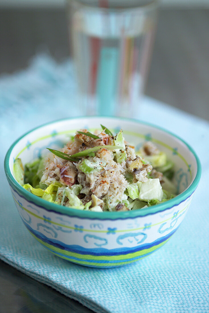 Salat mit Krebsfleisch, Stangensellerie und Frühlingszwiebeln