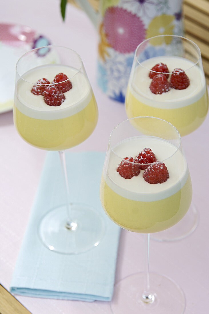 Drei Gläser Zitronenmousse mit Himbeeren