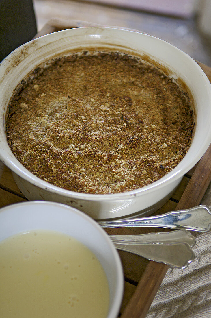 Birnen Crumble in einer Auflaufform mit Vanillesauce