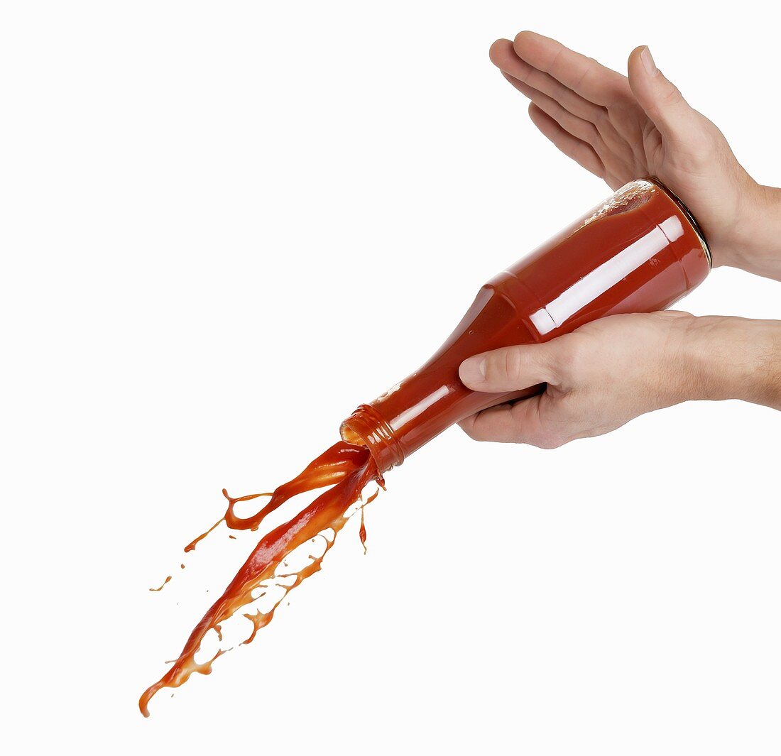 Ketchup aus der Flasche klopfen