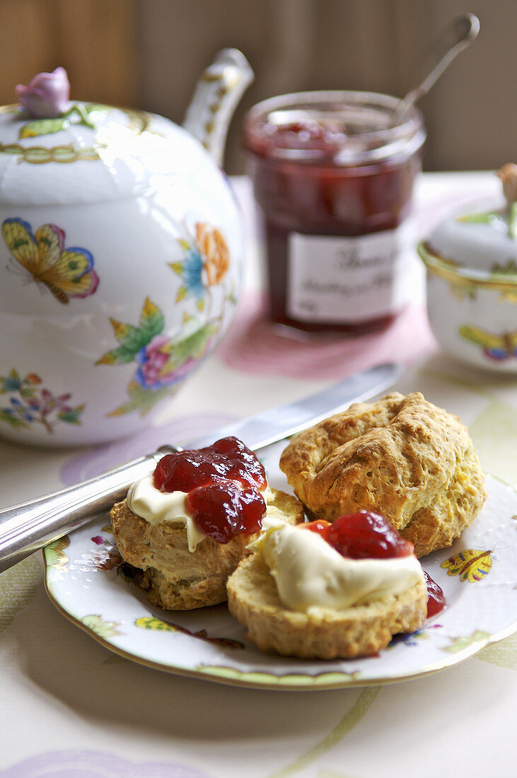 Cornish Cream Tea (Scones mit Konfitüre, Clotted Cream, Tee)