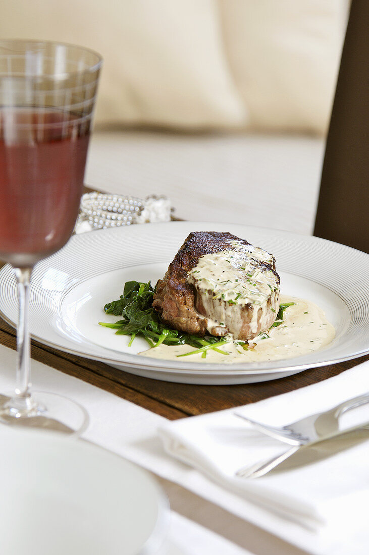 Mit Chili und Knoblauch gefülltes Filetsteak auf Blattspinat