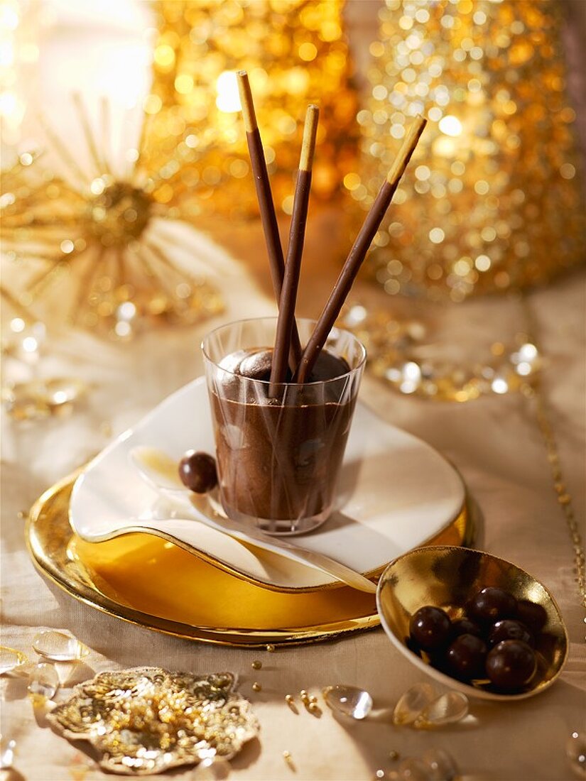 Mousse au chocolat in einem Glas zu Weihnachten