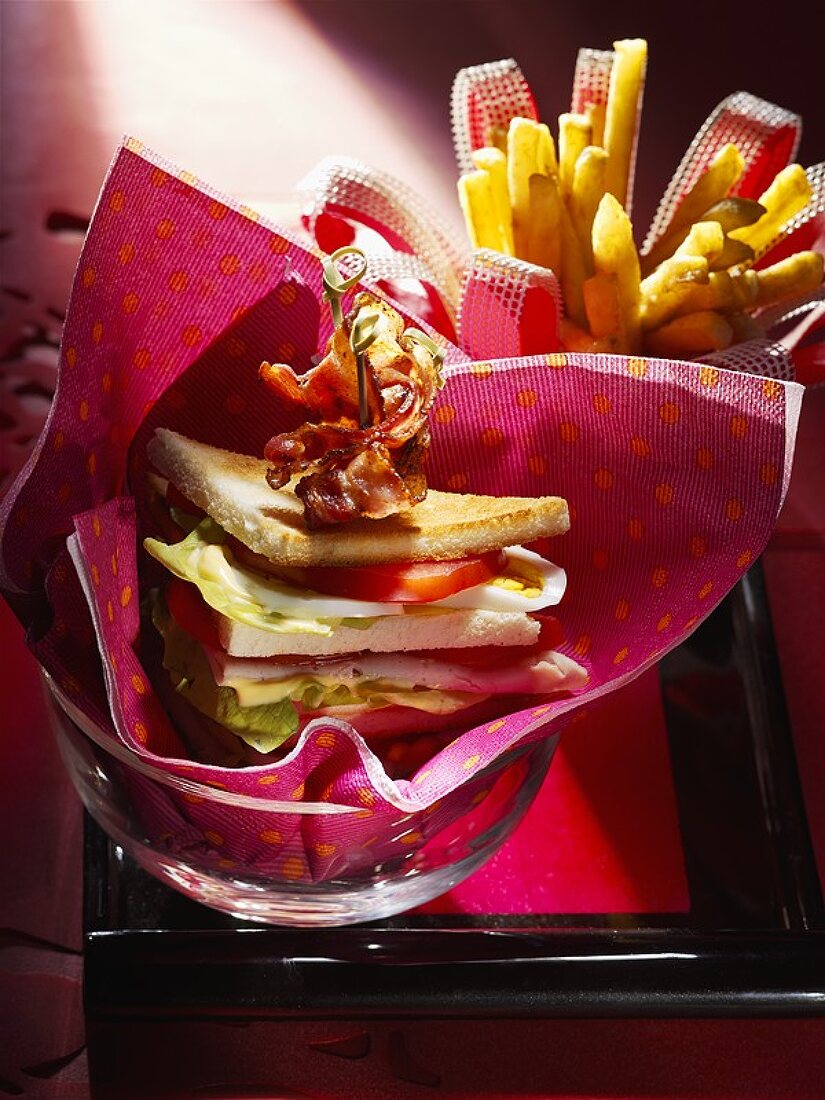 Club Sandwich mit Pommes frites