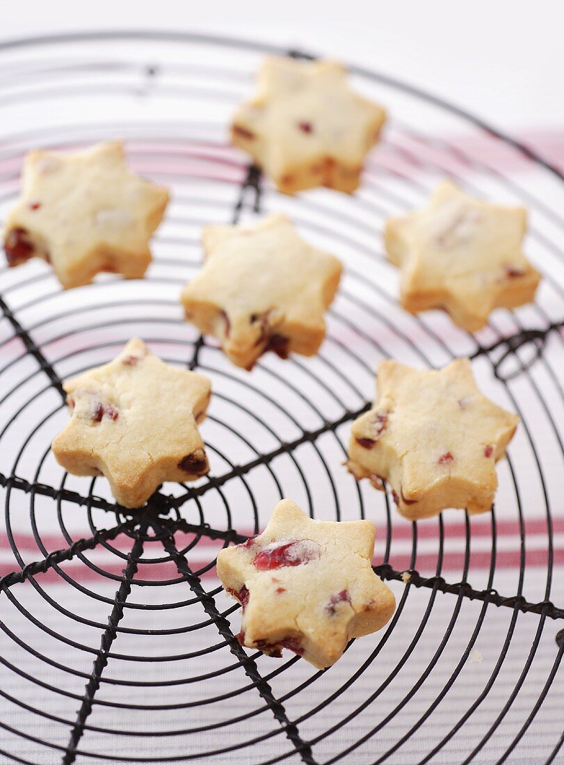 Cranberry-Shortbread in Sternform auf Kuchengitter