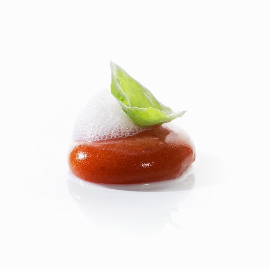Tomatensphäre mit Molkeschaum und geeistem Basilikumblatt