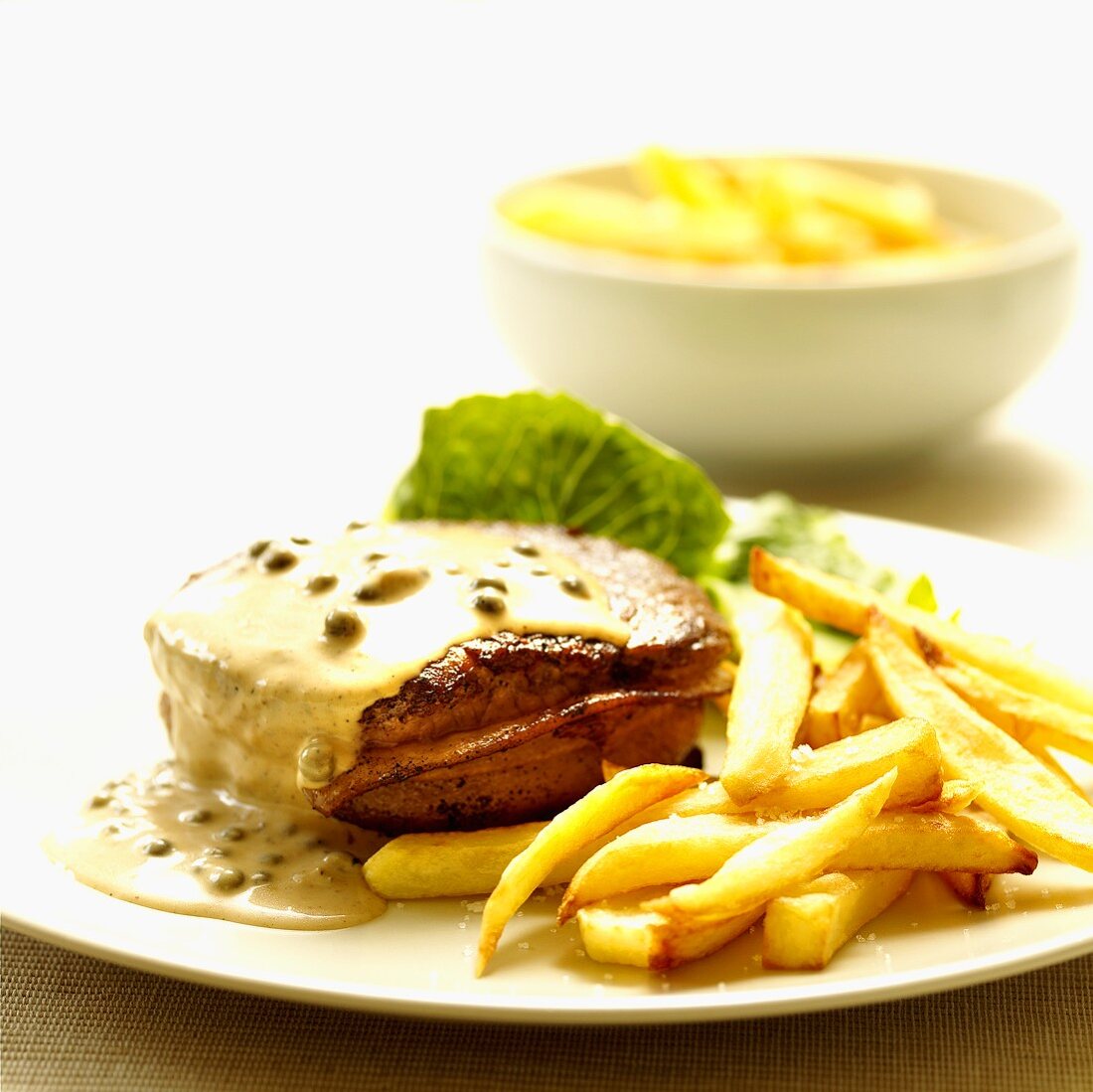 Tournedos im Speckmantel mit Pfeffersauce und Pommes frites