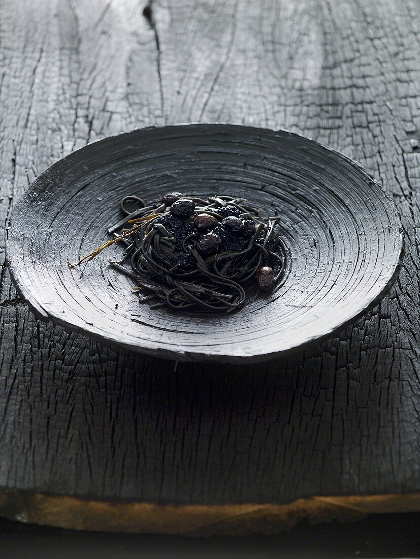 Schwarze Tagliatelle mit Oliven und Kaviar