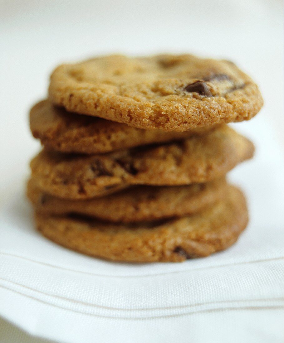 Fünf aufgetürmte Chocolate Chip Cookies