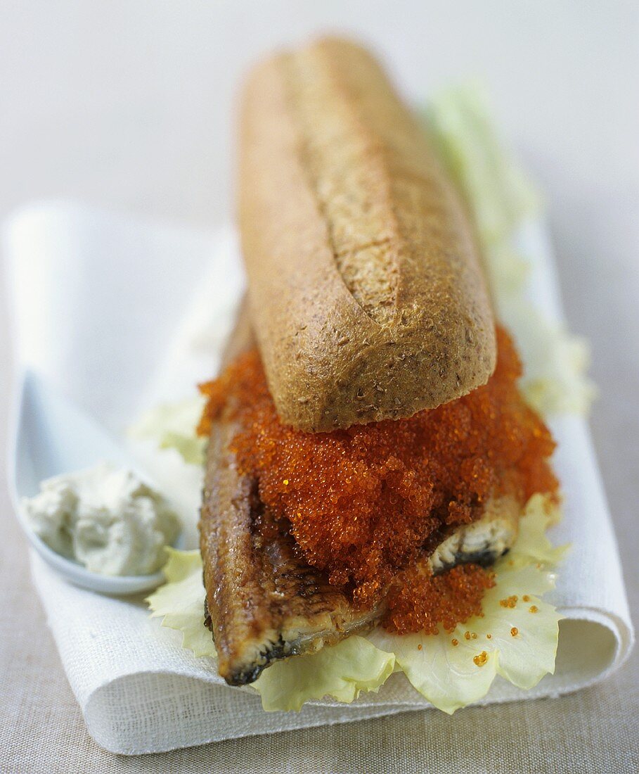 Sandwich mit gebratenem Fisch und rotem Kaviar