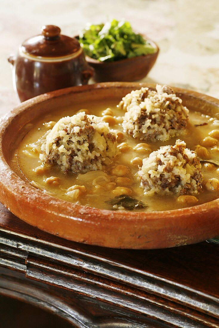 Hummus-Suppe mit Reis-Hackfleischbällchen