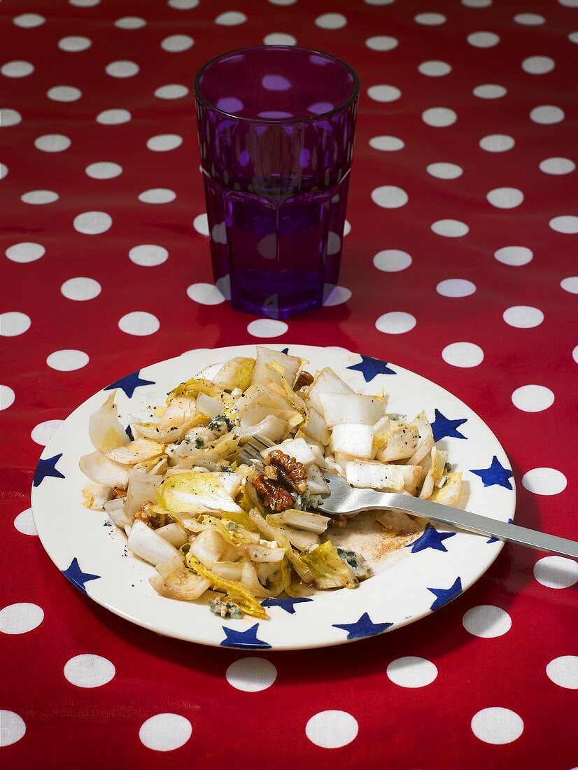 Endiviensalat mit Roquefort und Walnüssen