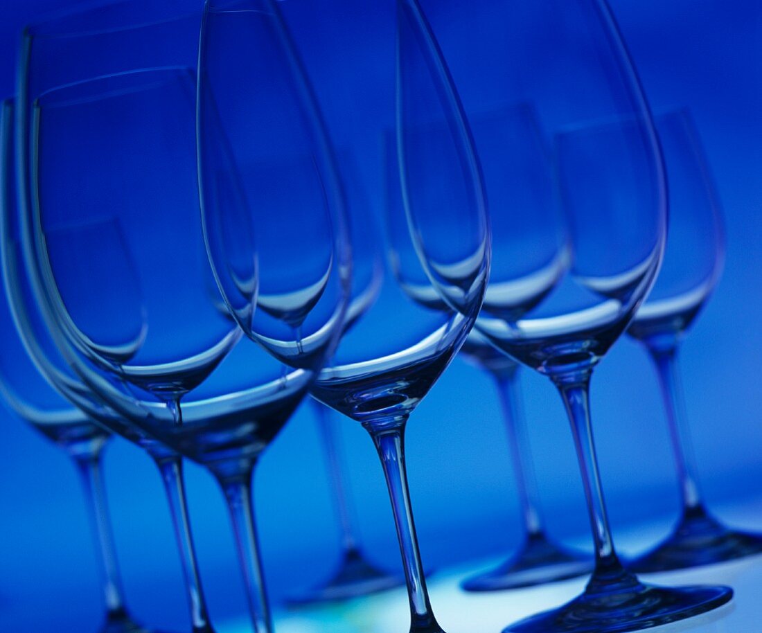Weingläser vor blauem Hintergrund