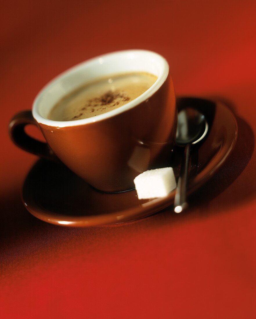 Eine Tasse Kaffee auf rotem Untergrund