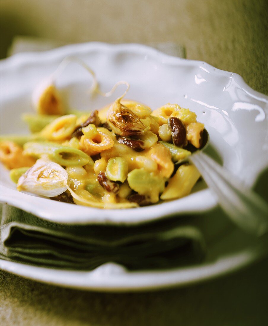 Penne alla Leonardo (Penne with beans and garlic, Italy)