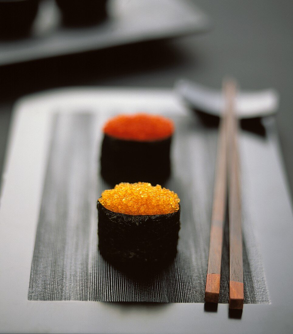 Gunkan Maki mit zwei Sorten Kaviar auf schwarzer Platte