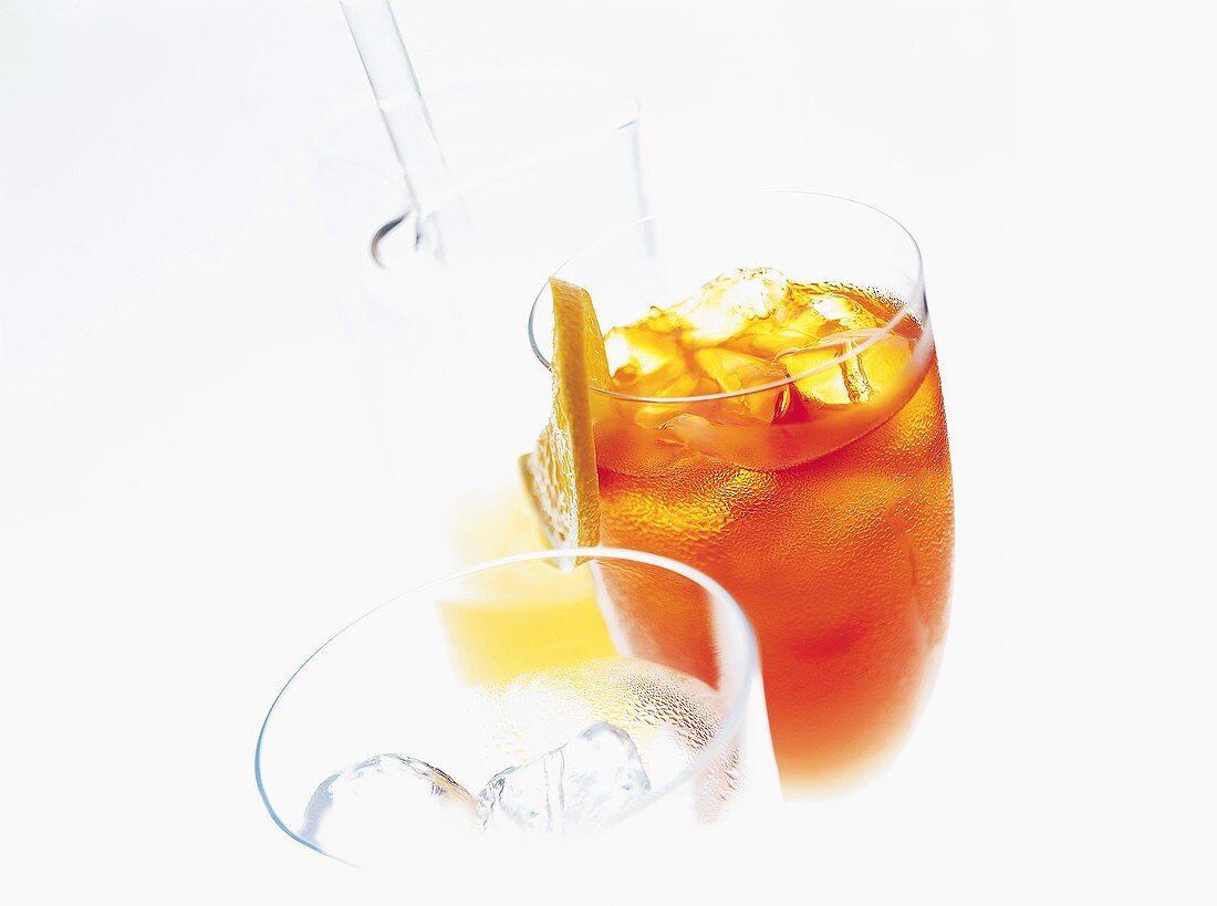 Orangendrink mit Eiswürfeln