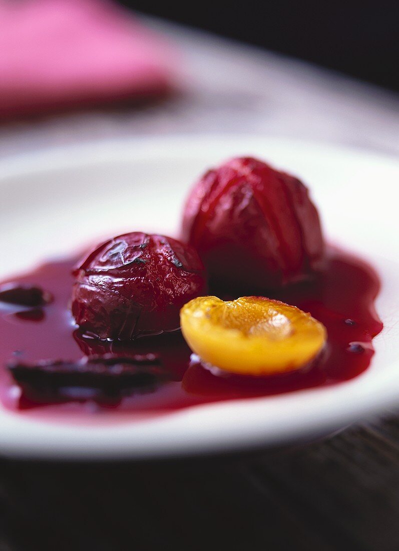 Gratin of plums and apricots with beetroot sauce